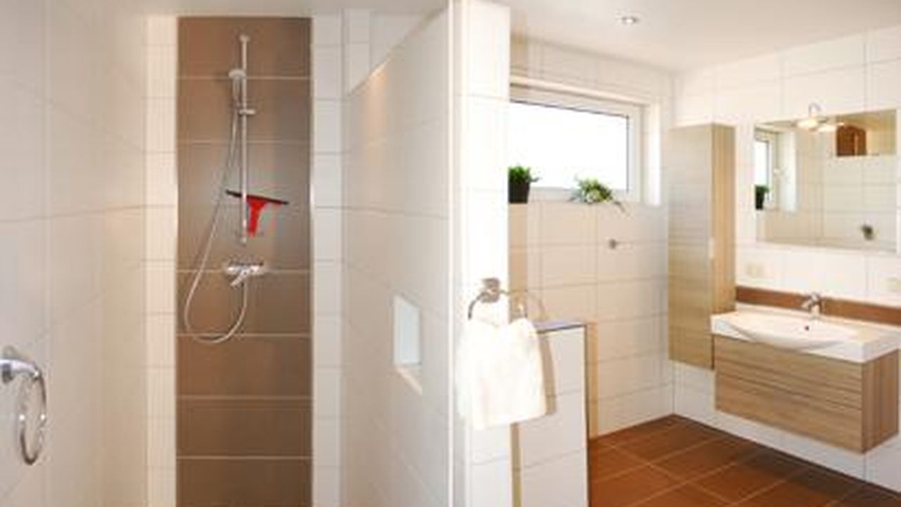 Emsstrom das_gro_zügige_und_helle_Badezimmer Emsstrom das_gro_zügige_und_helle_Badezimmer
